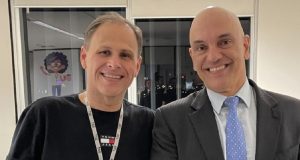 Eduardo Tagliaferro e o ministro Alexandre de Moraes sorrindo lado a lado e olhando para a câmera