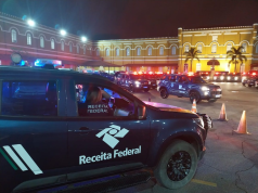Carros da Receita Federal durante operação