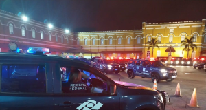 Carros da Receita Federal durante operação