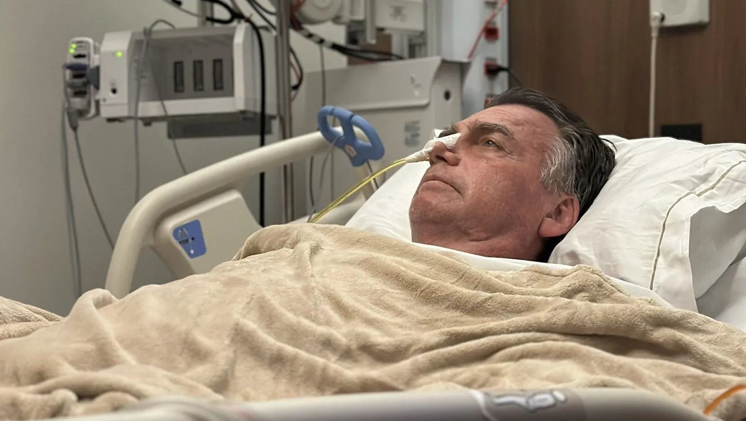 Jair Bolsonaro no Hospital DF Star, em Brasília, em abril deste ano, sério