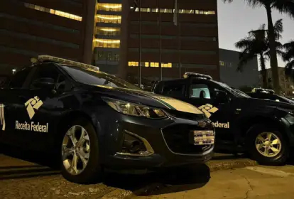 Carros da Receita Federal enfileirados na rua