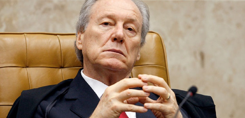 O ministro da Justiça, Ricardo Lewandowski, sério, gesticulando