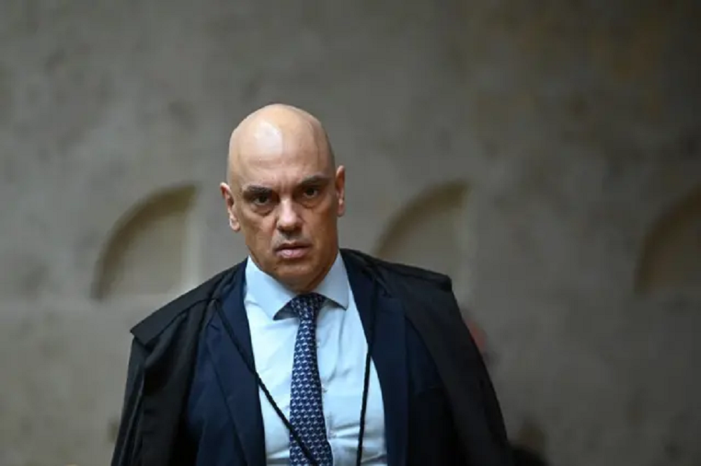 O ministro do Supremo Tribunal Federal (STF), Alexandre de Moraes, caminhando, sério