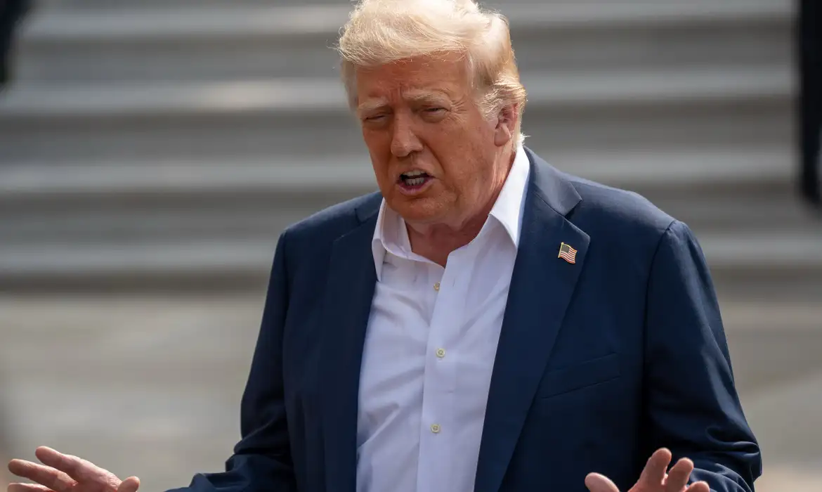 presidente norte-americano Donald Trump falando sério sem olhar para a câmera