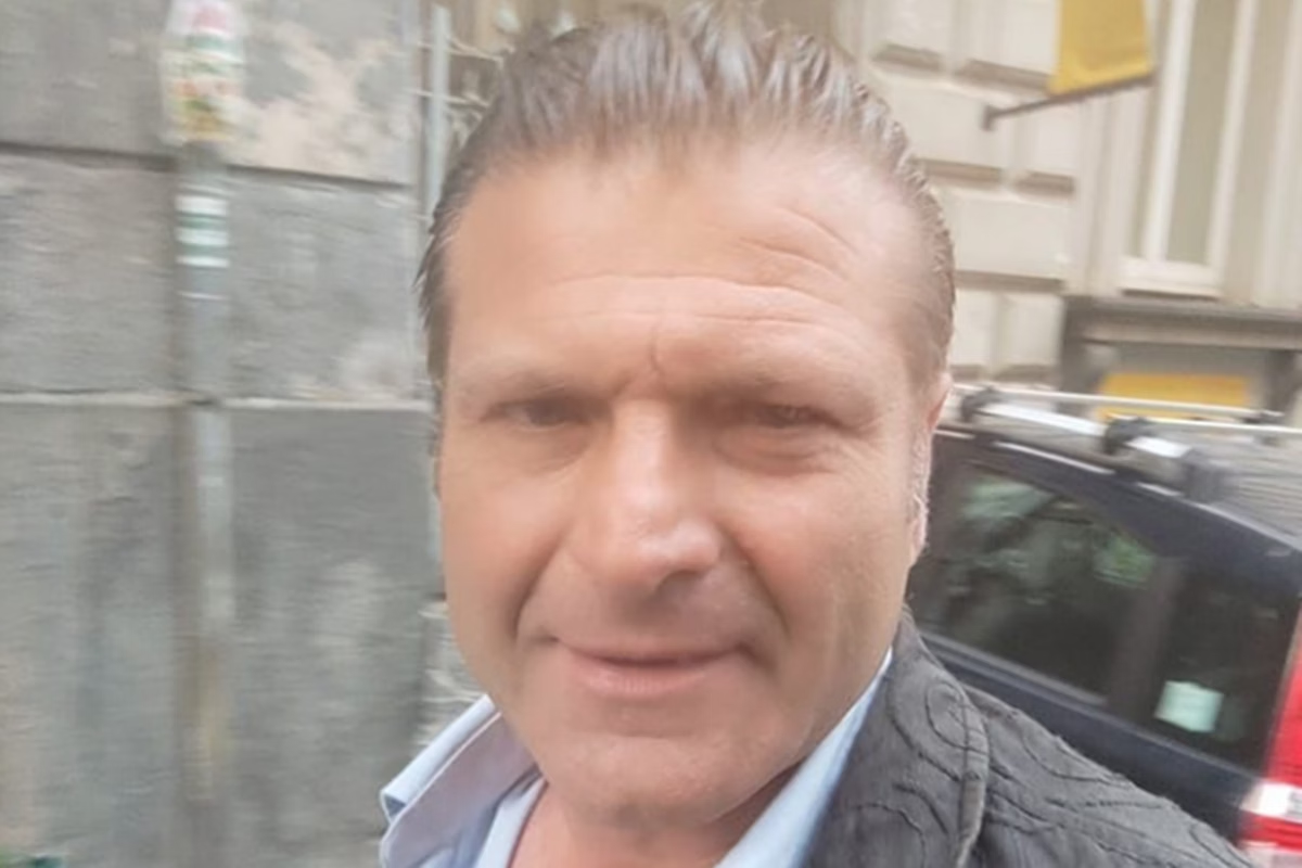 músico Luigi Di Sarno em selfie, com sorriso tímido, olhando para a câmera