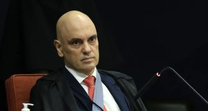 Alexandre de Moraes sério, sentado