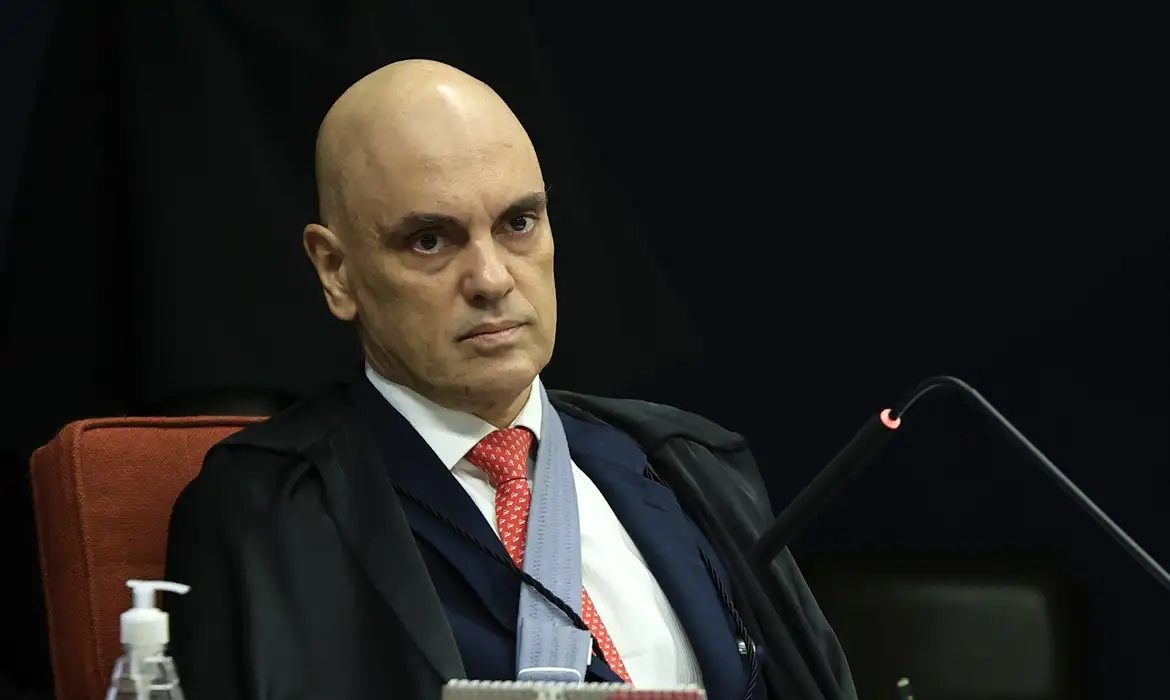 Alexandre de Moraes sério, sentado