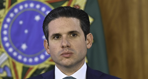 O presidente da Câmara, Hugo Motta (Republicanos-PB), sério, olhando pra frente