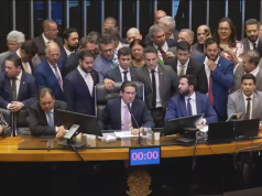 Hugo Motta (Republicanos-PB) cercado de parlamentares na Câmara dos Deputados