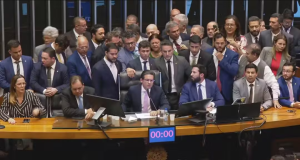 Hugo Motta (Republicanos-PB) cercado de parlamentares na Câmara dos Deputados