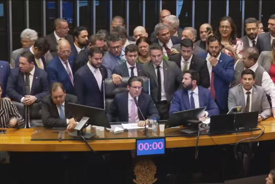 Hugo Motta (Republicanos-PB) cercado de parlamentares na Câmara dos Deputados