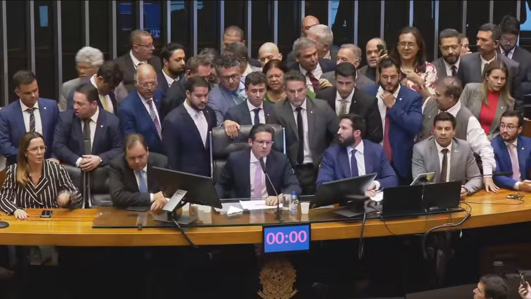 Hugo Motta (Republicanos-PB) cercado de parlamentares na Câmara dos Deputados
