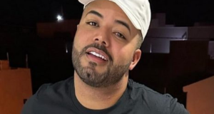 O influenciador Hytalo Santos de boné branco e camiseta preta, olhando para a câmera de boca aberta