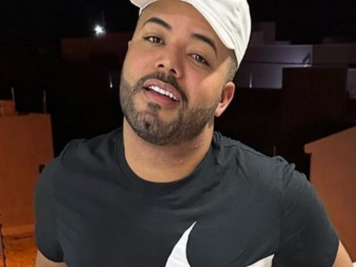 O influenciador Hytalo Santos de boné branco e camiseta preta, olhando para a câmera de boca aberta
