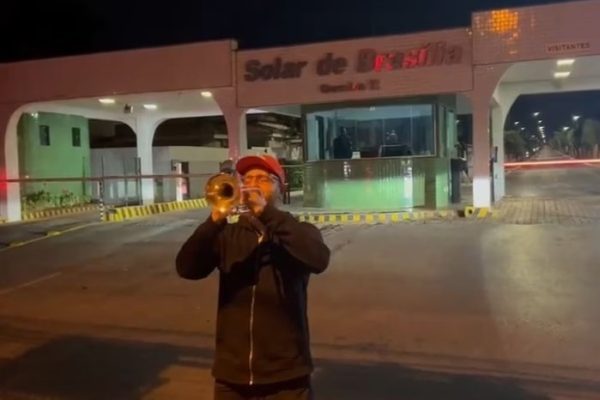 VÍDEO: Trompetista toca marcha fúnebre na frente da casa de Bolsonaro após prisão