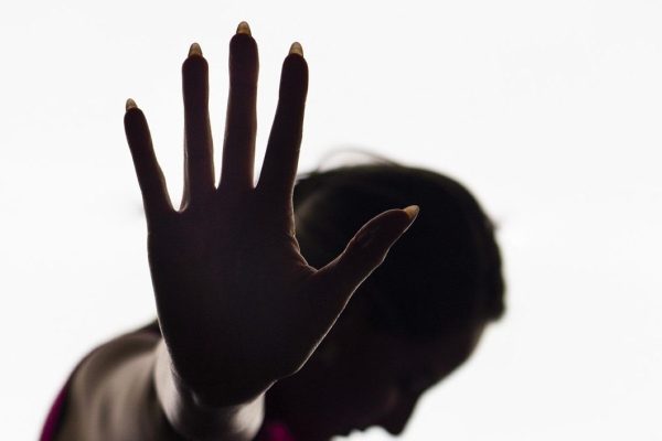 Filha de 14 anos liga para o 190 da escola e salva mãe de agressões em SP