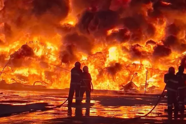 VÍDEO - Incêndio em fábrica de carros já dura 24 horas em Manaus