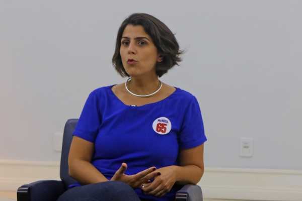 Manuela d'Ávila é punida pelo Instagram após associar Bolsonaro à adultização