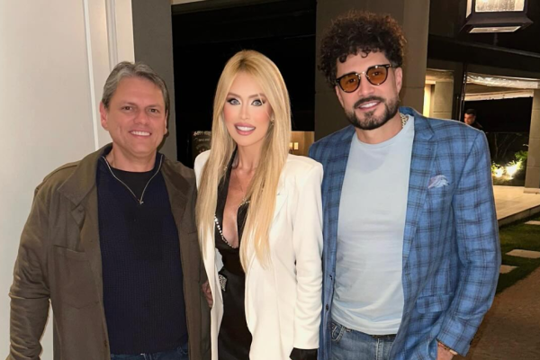 Tarcísio se reúne com empresários em “festa no apê” de Latino