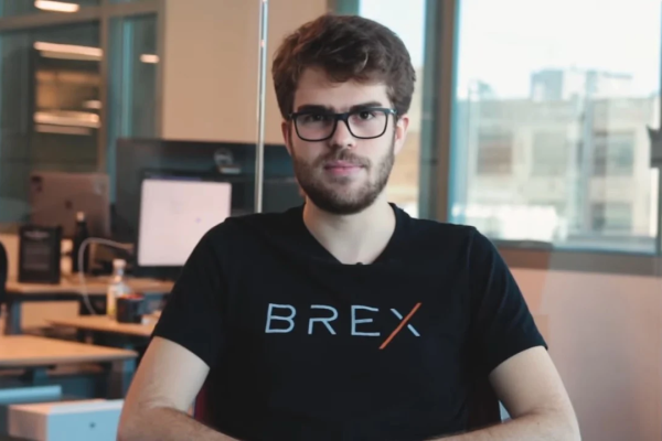 Único brasileiro entre jovens bilionários que não é herdeiro começou como "hacker prodígio"