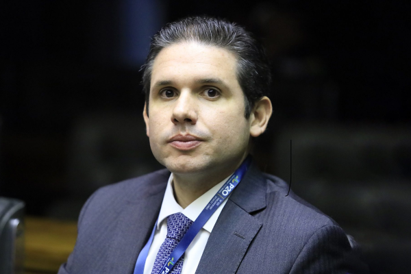 Rei dos negócios? Hugo Motta compra apartamento de R$ 5 milhões por R$ 125 mil