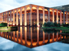 Palácio Itamaraty iluminado