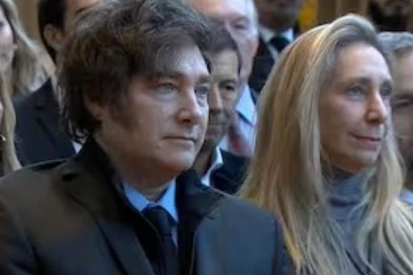 Clarín e Nación saltam no pescoço de Milei e Karina. Por Moisés Mendes