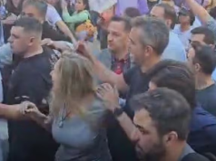 Karina Milei cercada de pessoas, andando em foto feita de cima