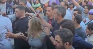 Karina Milei cercada de pessoas, andando em foto feita de cima