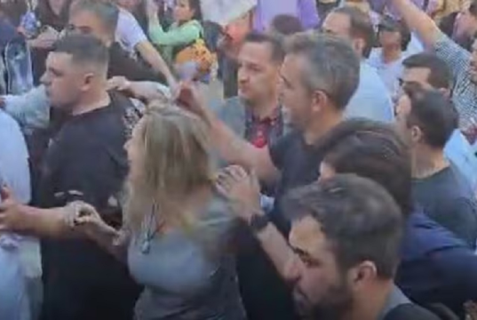 Karina Milei cercada de pessoas, andando em foto feita de cima
