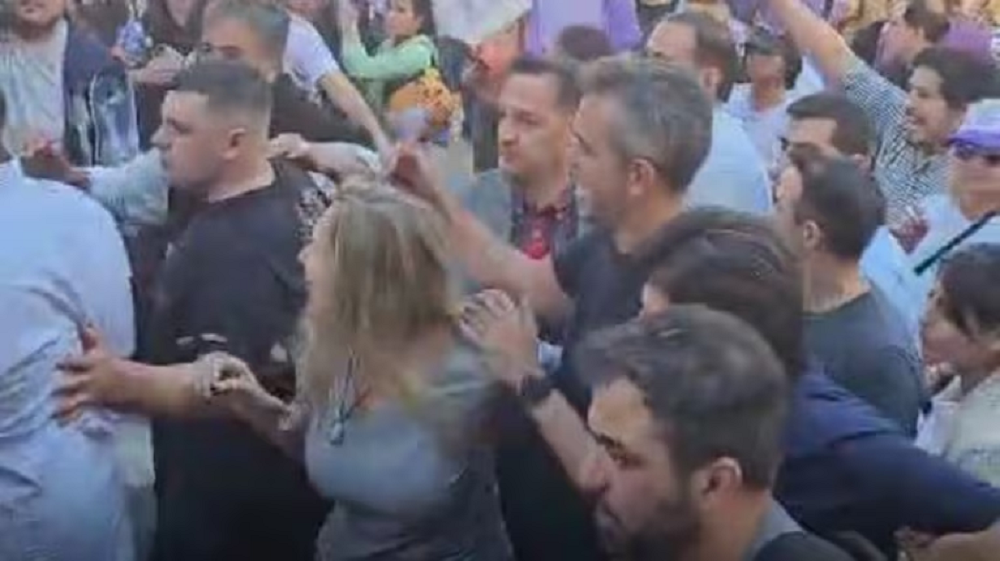 Karina Milei cercada de pessoas, andando em foto feita de cima