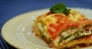 Pedaço de lasanha de abobrinha em prato branco