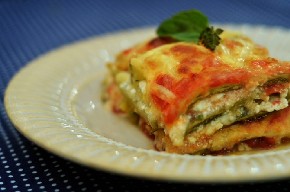 Pedaço de lasanha de abobrinha em prato branco
