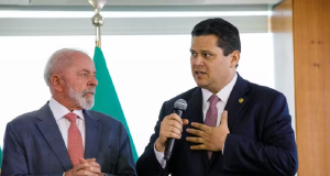 Lula e Davi Alcolumbre em pé, lado a lado, o segundo falando em microfone