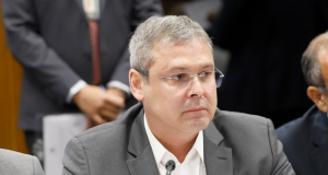 O líder do PT na Câmara dos Deputados, Lindbergh Farias (PT-RJ), olhando para o lado, sério, de óculos