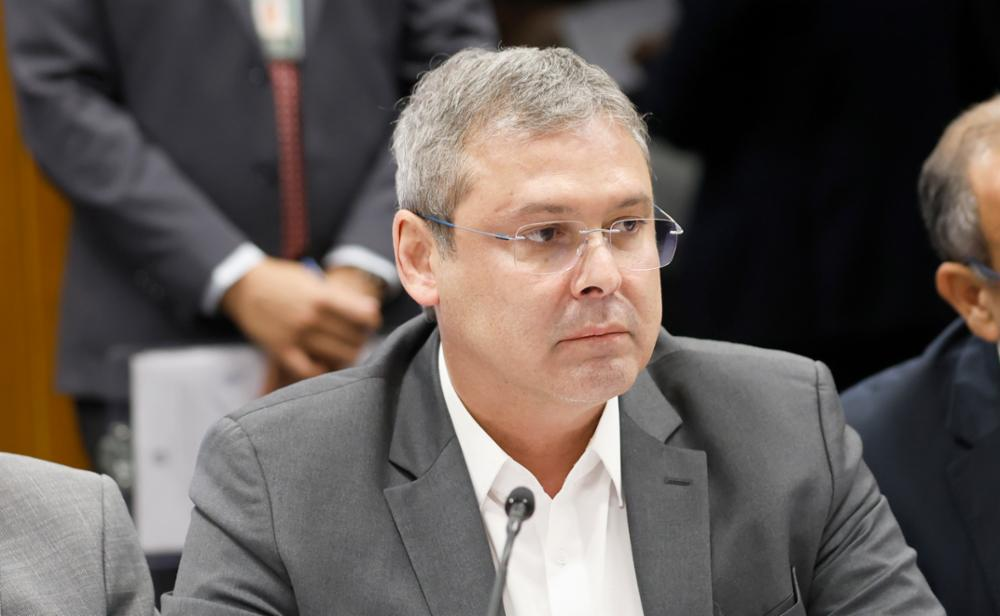 O líder do PT na Câmara dos Deputados, Lindbergh Farias (PT-RJ), olhando para o lado, sério, de óculos