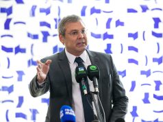 O líder do PT na Câmara dos Deputados, Lindbergh Farias (RJ), em pé, falando em microfone e gesticulando, sério, sem olhar para a câmera, de óculos
