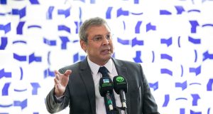 O líder do PT na Câmara dos Deputados, Lindbergh Farias (RJ), em pé, falando em microfone e gesticulando, sério, sem olhar para a câmera, de óculos