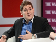 Eduardo Saverin, um dos cofundadores do Facebook, falando e gesticulando