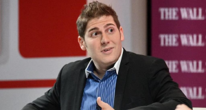 Eduardo Saverin, um dos cofundadores do Facebook, falando e gesticulando
