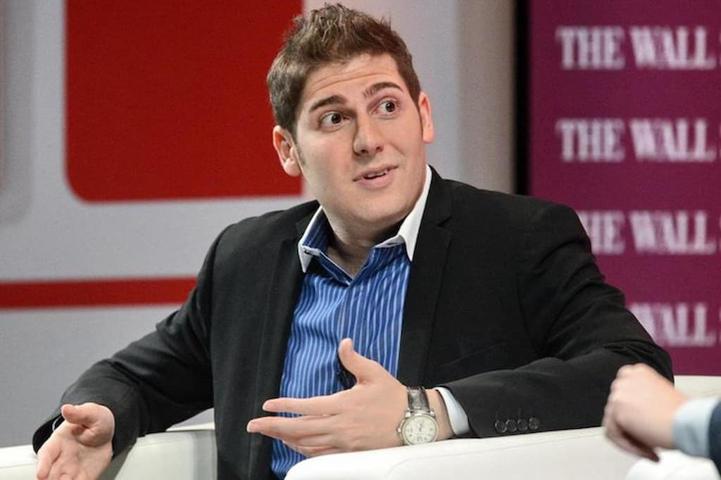 Eduardo Saverin, um dos cofundadores do Facebook, falando e gesticulando