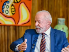 presidente Lula olhando para o lado, falando e gesticulando, sério