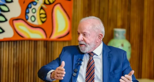 presidente Lula olhando para o lado, falando e gesticulando, sério
