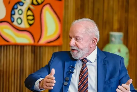 presidente Lula olhando para o lado, falando e gesticulando, sério
