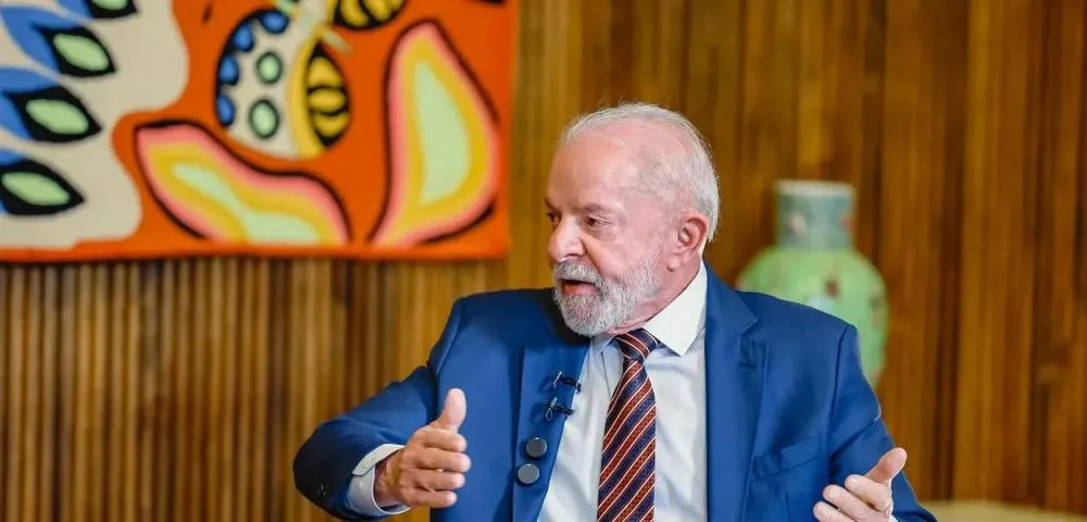 presidente Lula olhando para o lado, falando e gesticulando, sério