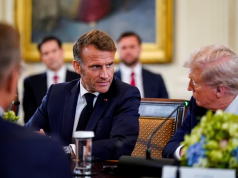 O presidente da França, Emmanuel Macron, e o presidente dos Estados Unidos, Donald Trump conversando sentados à mesa, sérios, lado a lado
