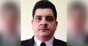 Marcelo Costa Camara, ex-assessor do ex-presidente Jair Bolsonaro, olhando sério para foto no centro de montagem