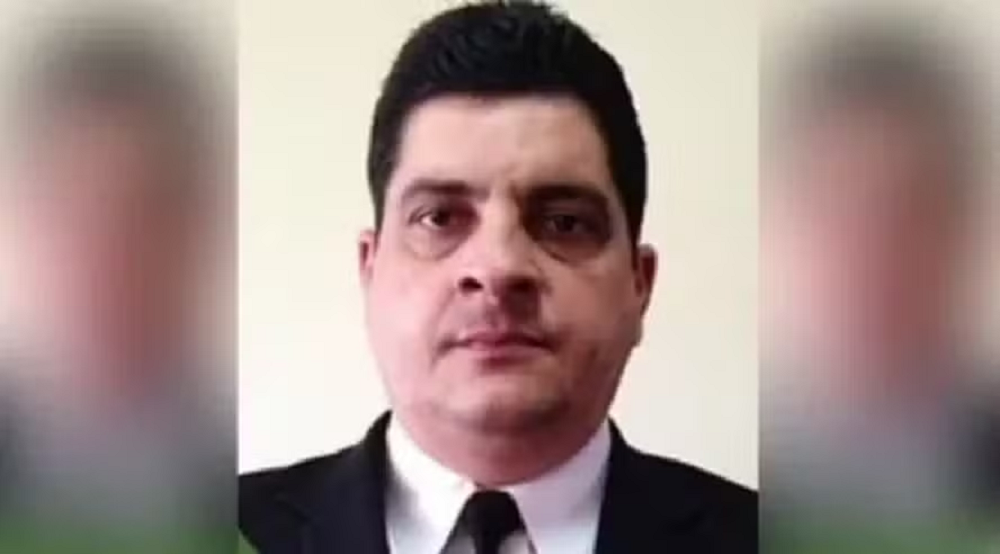 Marcelo Costa Camara, ex-assessor do ex-presidente Jair Bolsonaro, olhando sério para foto no centro de montagem