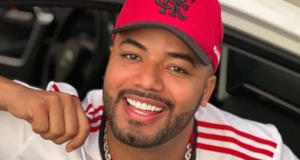 Hytalo Santos sorrindo com camiseta e boné do Flamengo