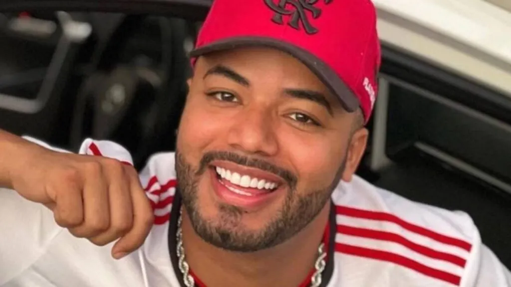 Hytalo Santos sorrindo com camiseta e boné do Flamengo